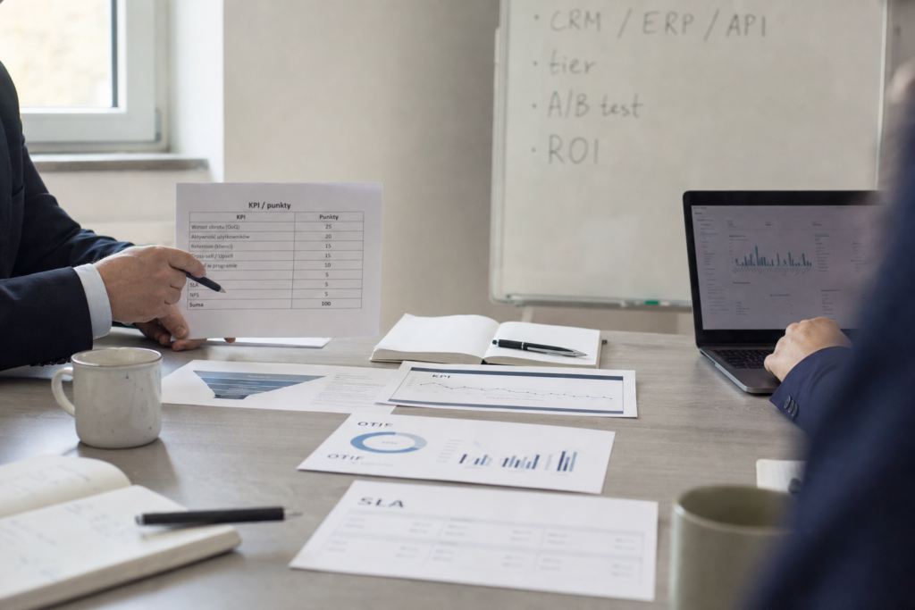 Programy lojalnościowe B2B: projektowanie zintegrowanych ekosystemów nagród dla partnerów i dostawców z naciskiem na kooperację i metryki skuteczności