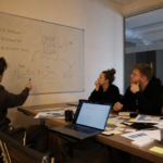 Agencja kreatywna od środka: jak kultura feedbacku i szybkie prototypowanie przekładają się na kampanie z ROI